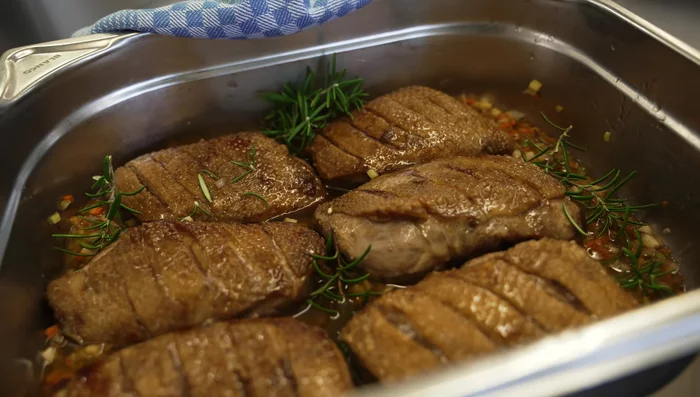 Entenbrust im Ofen bei ca. 150 Grad ca. 1,5 Stunden garen.