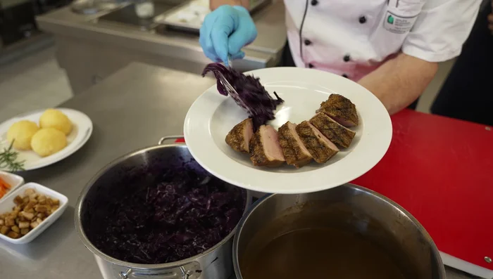 Anrichten und servieren.