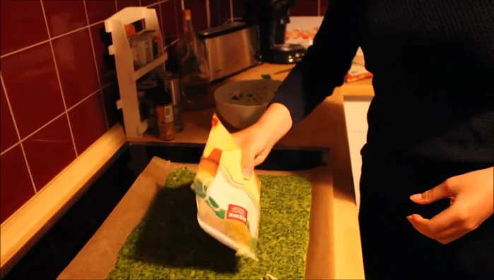 Den geriebenen Käse gleichmäßig über den Spinat streuen.