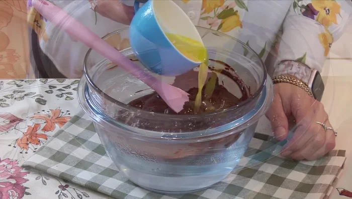 Zerlassene Butter (60g) zur geschmolzenen Schokolade geben. Gut verrühren. (113.6)