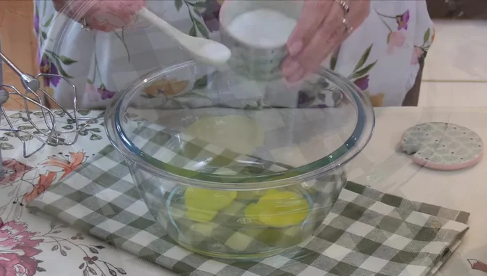 In einer separaten Schüssel Eier, braunen Zucker, Salz und Vanillepaste schaumig schlagen (ca. 5-10 Minuten). (159.239)