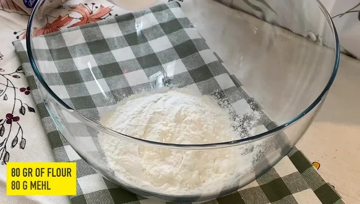 Mehl, Espressopulver, Backkakao und Backpulver vermischen und über die Eiermasse sieben. (218.2)