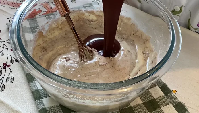 Die abgekühlte Schokoladenmasse vorsichtig unter den Teig heben. (282.96)