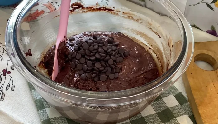 Schokodrops, gehackte Schokolade und Nüsse unterheben. (327.96)