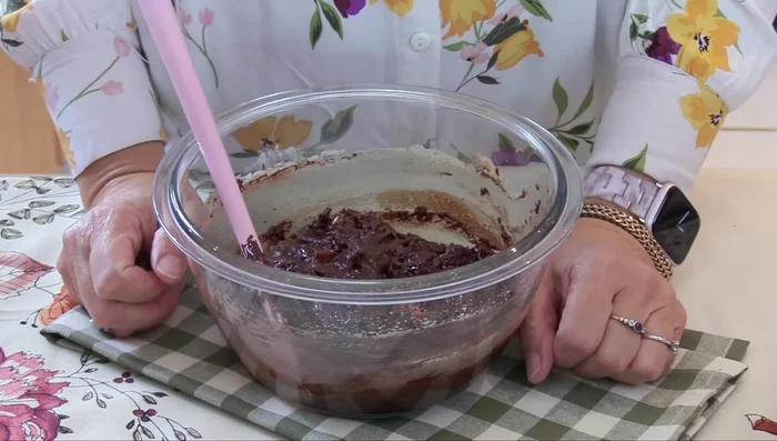 Teig ca. 30 Minuten ruhen lassen. Ofen auf 180°C Ober-/Unterhitze vorheizen. (379.72)