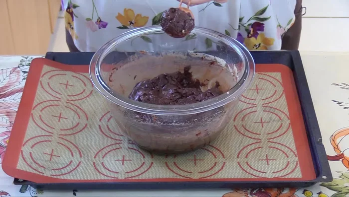 Teig portionsweise (ca. 35g pro Cookie) auf ein Backblech geben. (402.12)