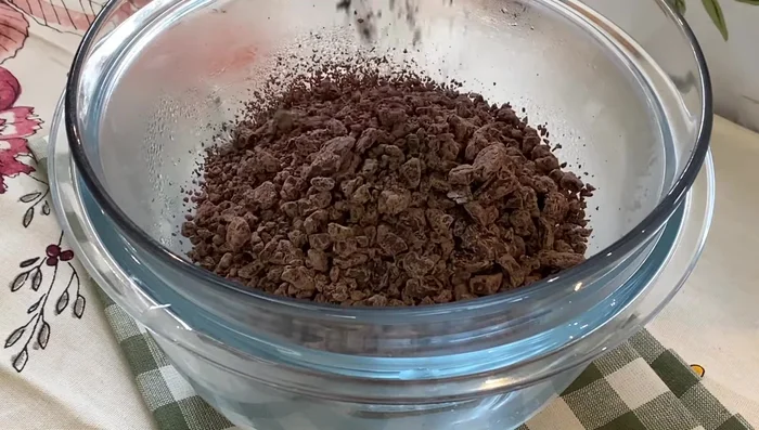 Wasserbad auf 60°C vorbereiten. Schokolade hacken und im Wasserbad schmelzen lassen. (80.24)