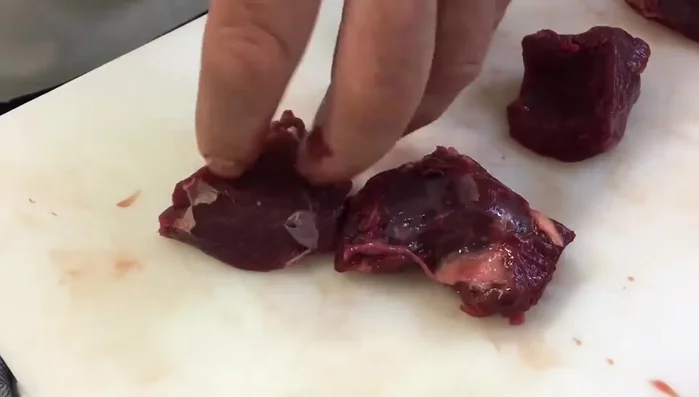 Rehfleisch würfeln und von Sehnen befreien.