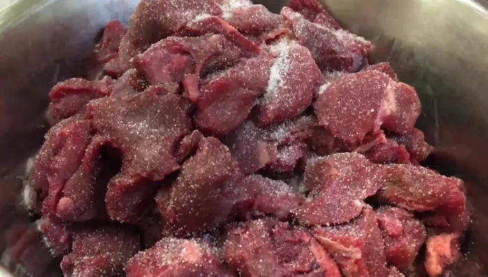 Fleisch kräftig salzen und pfeffern.