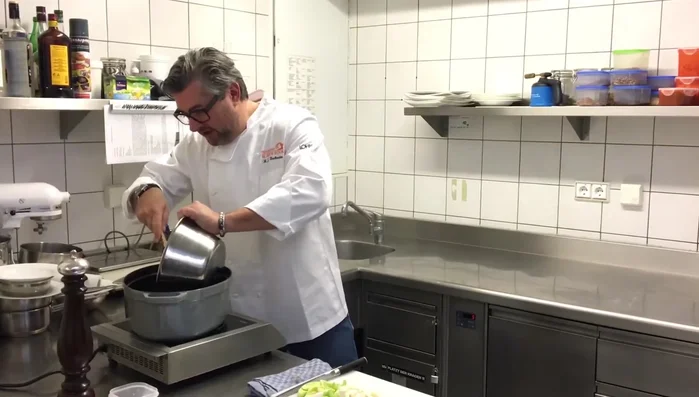 Fleisch im Topf kräftig anbraten.