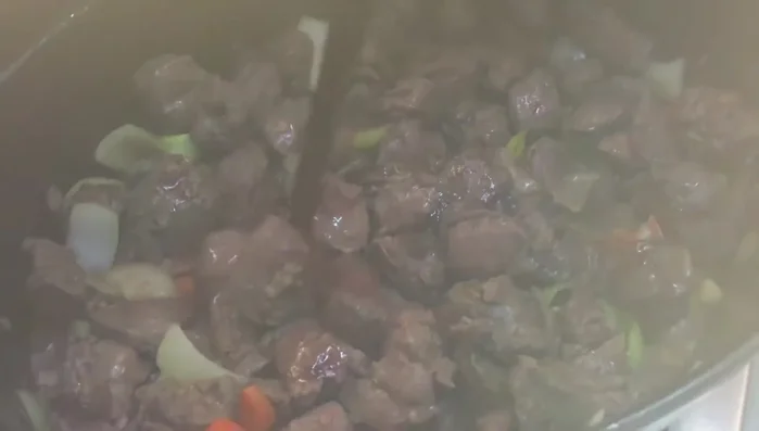 Mit Rotwein ablöschen.