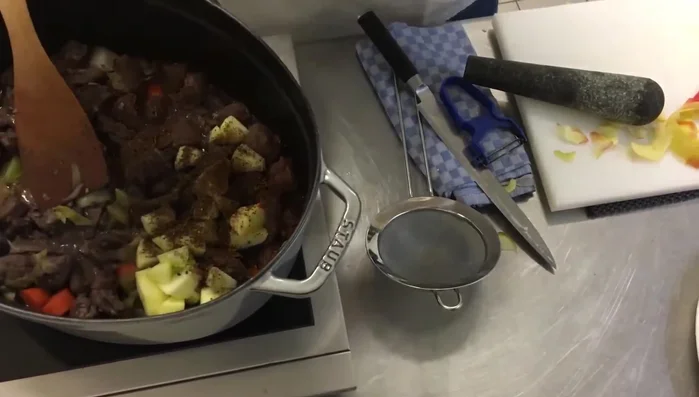 Thymian, Rosmarin, Preiselbeeren hinzufügen.