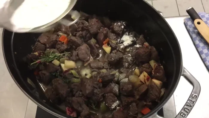 Mit Mehl bestäuben und verrühren.