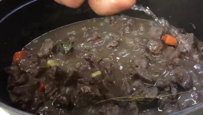 Geschmack mit Salz, Essig und Senf abschmecken.