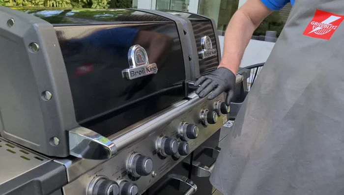 Gasgrill vorheizen: Auf ca. 220 Grad vorheizen. Die äußeren Brenner können ausgeschaltet werden, die mittleren auf kleinster Stufe (332.129).