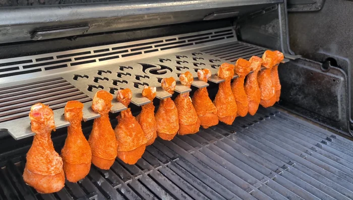 Hähnchenschenkel grillen: Die vorbereiteten Hähnchenschenkel auf den Grillrost legen und ca. 40 Minuten grillen (394.95).