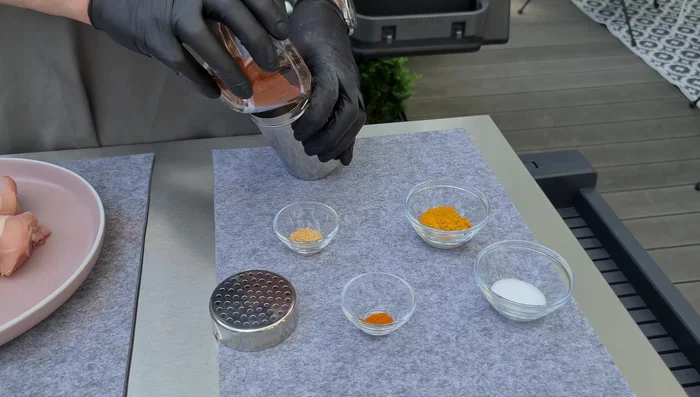 Gewürzmischung herstellen: Paprika, edelsüß, Salz, Currypulver, Zucker und Cayennepfeffer vermischen (90.9).