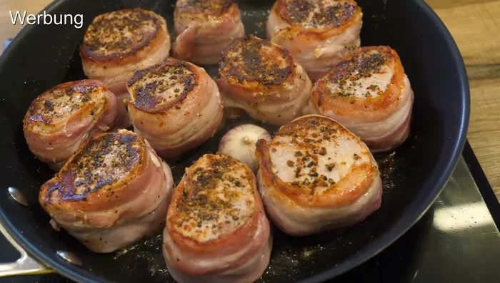 Eine halbe, durchgeschnittene Knoblauchzehe in die Pfanne geben.