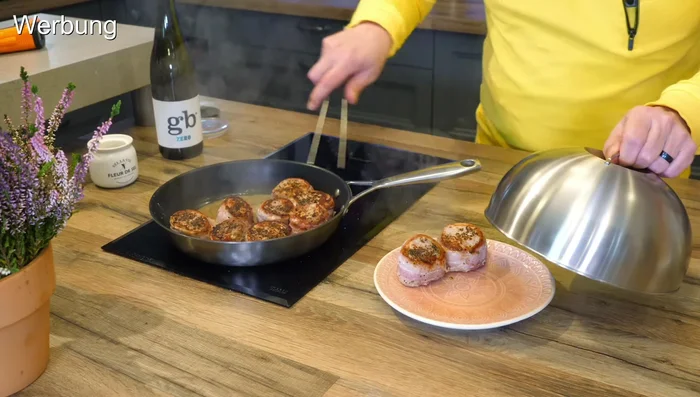 Medaillons aus der Pfanne nehmen und unter einer Glocke (oder Dose) ziehen lassen.