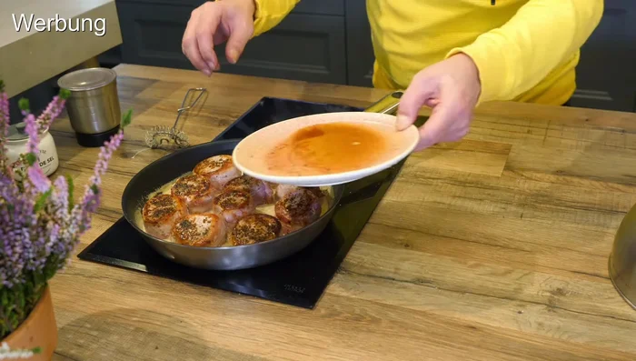 Medaillons in die Soße geben und erwärmen.