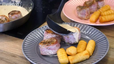 Saftige Schweinemedaillons im Speckmantel mit Pfefferrahmsoße