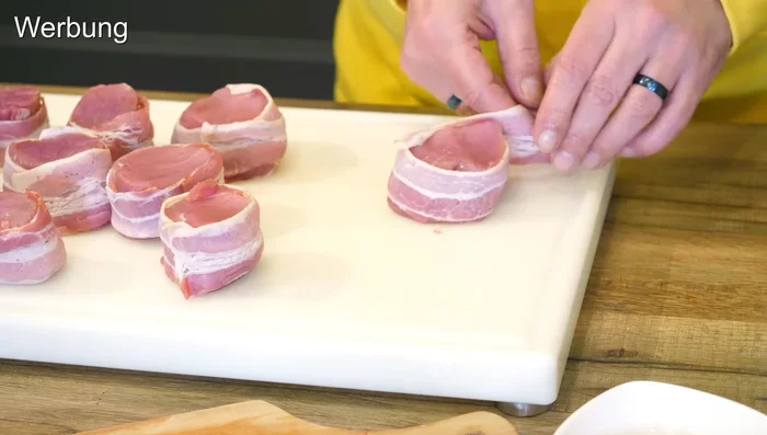 Medaillons von einer Seite mit Pfeffer und Salz würzen.