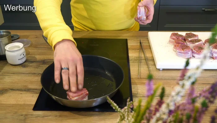 Butterschmalz in der Pfanne erhitzen und Medaillons von beiden Seiten anbraten.
