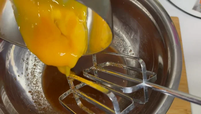 Eigelbe hinzufügen und verrühren.