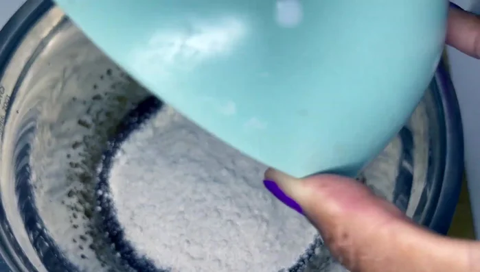 Mehl und Backpulver unterrühren.