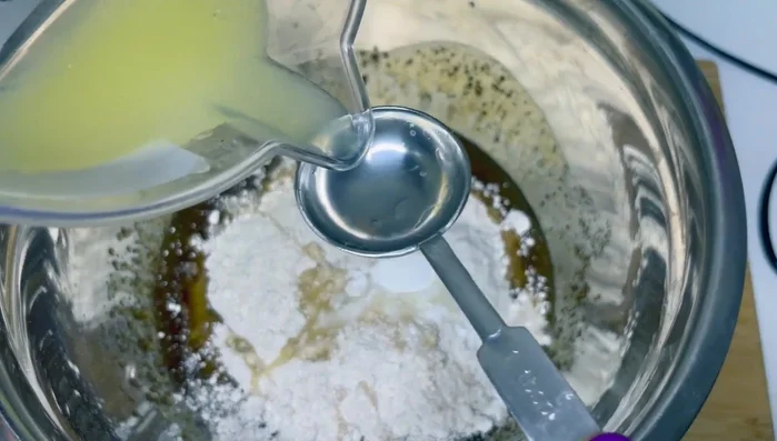 Zitronensaft hinzufügen und verrühren.