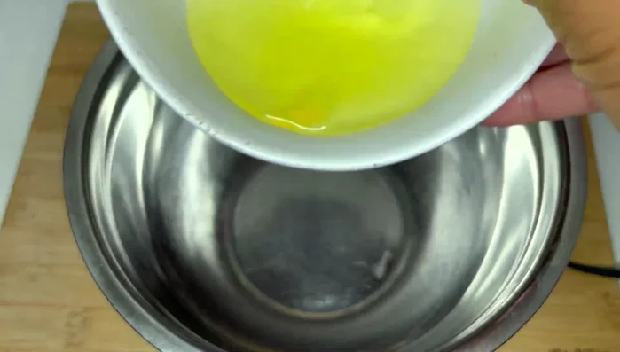 Eiweiß steif schlagen und portionsweise unter den Teig heben.