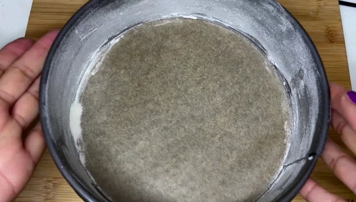 Springform fetten und mit Mehl bestäuben. Teig einfüllen.