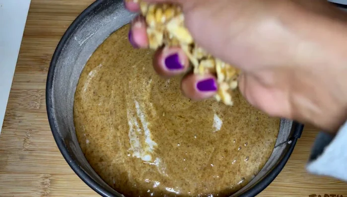 Walnüsse auf dem Teig verteilen und leicht eindrücken.