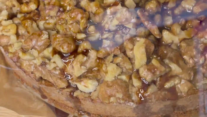 Glasur auf den noch warmen Kuchen geben.