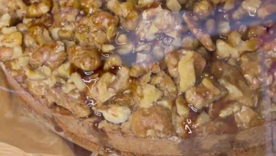 Walnusskuchen mit Kokos-Zitronenglasur: Rezept & Videoanleitung