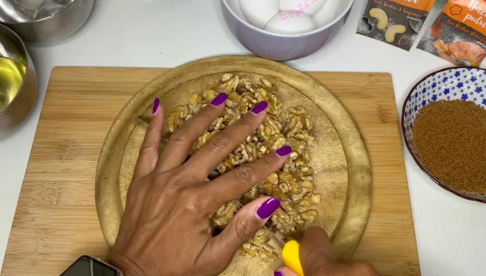 Walnüsse grob hacken. Zur Seite stellen.