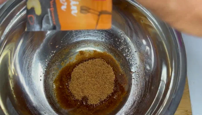 Kokosöl, Kokosblütenzucker, Vanillezucker und eine Prise Salz in einer Schüssel vermischen.