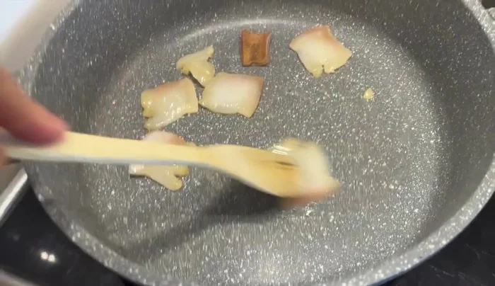 Speck auslassen und Schweinebraten darin scharf anbraten.