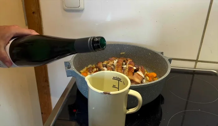 Gemüse mitbraten und mit Weißwein ablöschen.