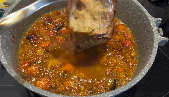 Bei 180 Grad im Backofen garen, alle 20 Minuten wenden und mit Bratensaft bepinseln. Mit Fleischbrühe auffüllen, falls nötig.