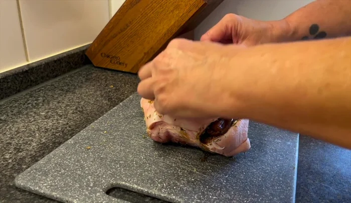 Datteln (oder Backpflaumen/Feigen) in die Einschnitte stecken.