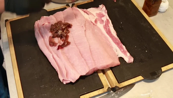 Schweinerücken mit den karamellisierten Zwiebeln und Käse füllen (242.4).