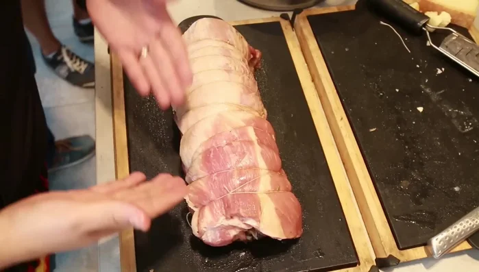 Schweinerücken zusammenbinden (295.419).