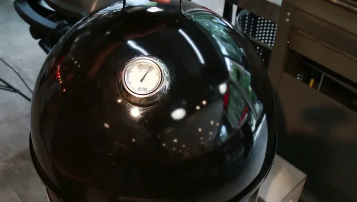 Weber Smokey Mountain auf 120-130 Grad vorheizen (307.849).