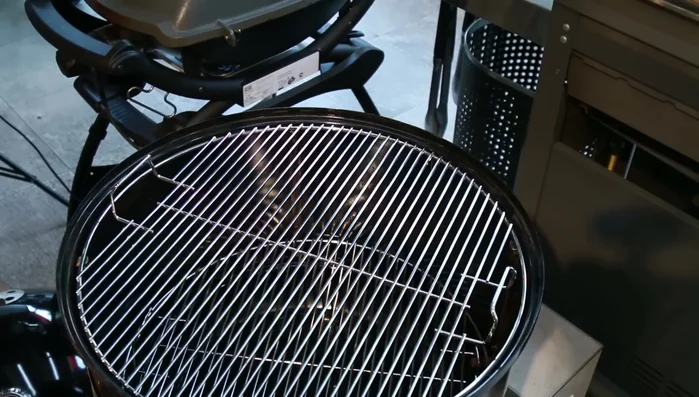 Schweinerücken in den Smoker geben und mit Kerntemperaturfühler überwachen (319.75). Kerntemperatur: 65-67 Grad.