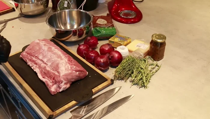 Schweinerücken mit Schmetterlingsschnitt aufschneiden (28.48).