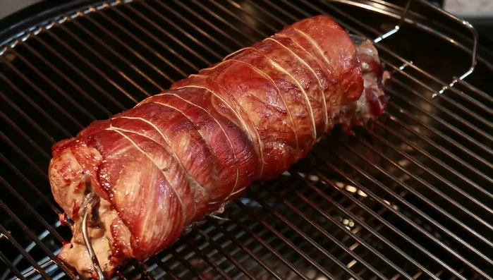 Schweinerücken nach Erreichen der Kerntemperatur aus dem Smoker nehmen und ruhen lassen (403.199).