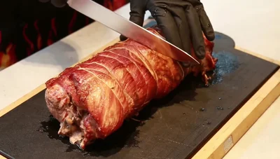 Gefüllter Schweinerücken BBQ: Rezept mit karamellisierten Zwiebeln & Käse