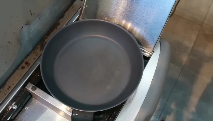 Zwiebeln in Butter andünsten (73.96).