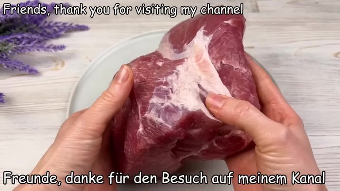 Eine Bratpfanne erhitzen und etwas Öl oder Fett hinzufügen. (2.91)